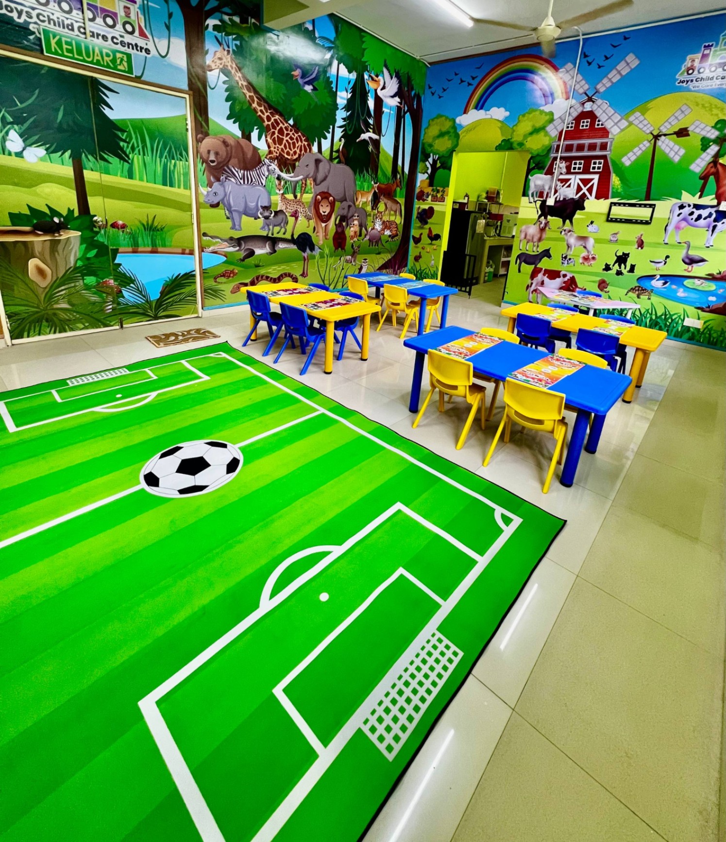 Ruang aktiviti dengan padang bola mini
