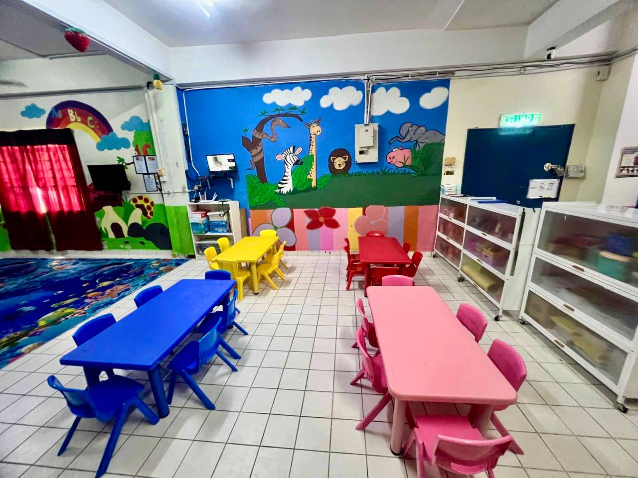 Ruang kelas dengan meja & kerusi